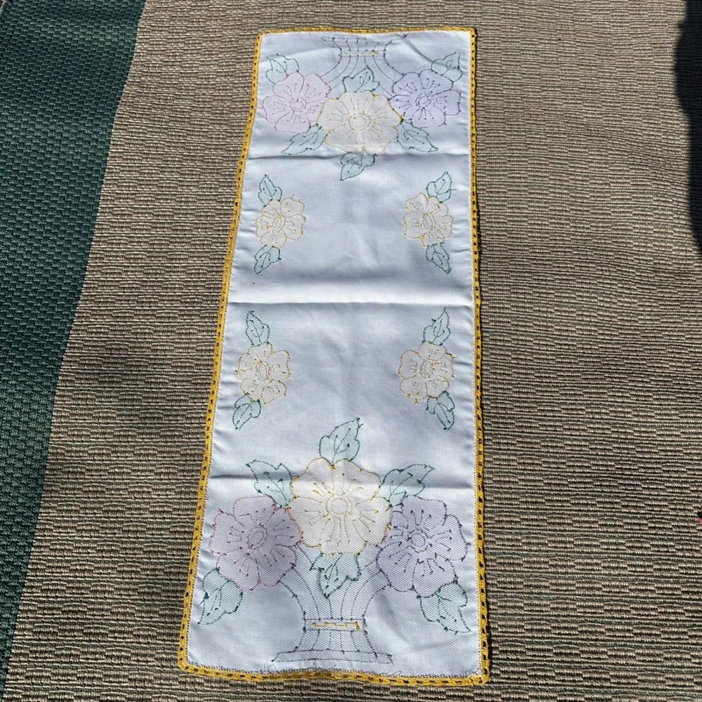 Vintage‎ Hand Embroidered Floral Table Runner White Yellow Lace Trim Cottagecore